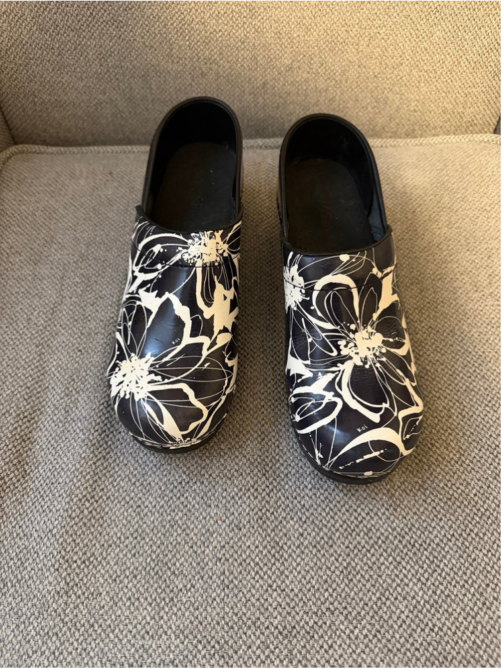 Sanita by Koi black and white floral patent leather comfort clogs sz EU 39.